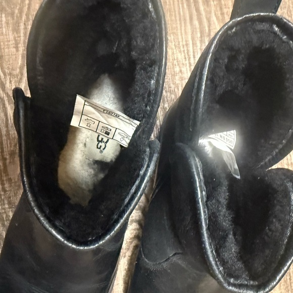 UGG 8 furry lined GUC Women's Black Leather Ankle Boots - Picture 4 of 12
